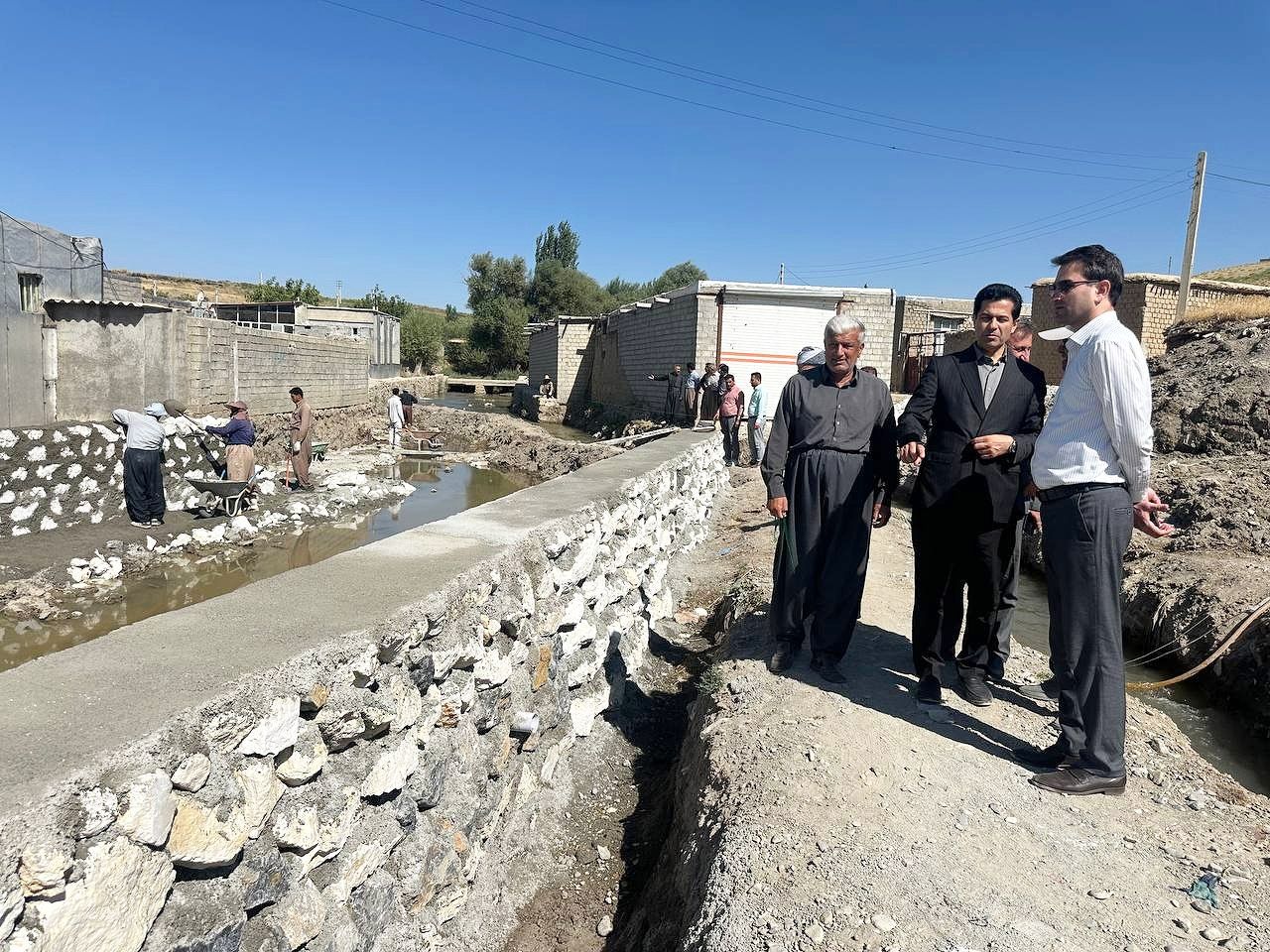 🛑 بازدید از روند اجرای کانال ساحلی روستای گنهدار مامش پیرانشهر 🔹 در راستای بررسی روند اجرای پروژههای عمرانی روستاها،