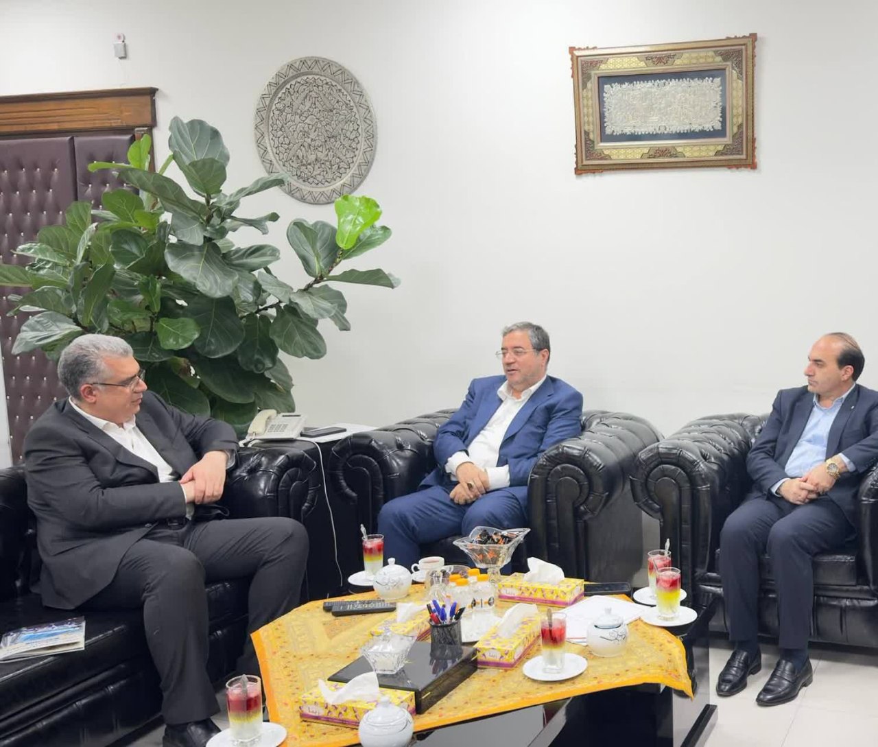 در دیدار با رئیس سازمان توسعه تجارت ایران مطرح شد؛ تاکید استاندار آذربایجانغربی بر رفع موانع تجارت مرزی