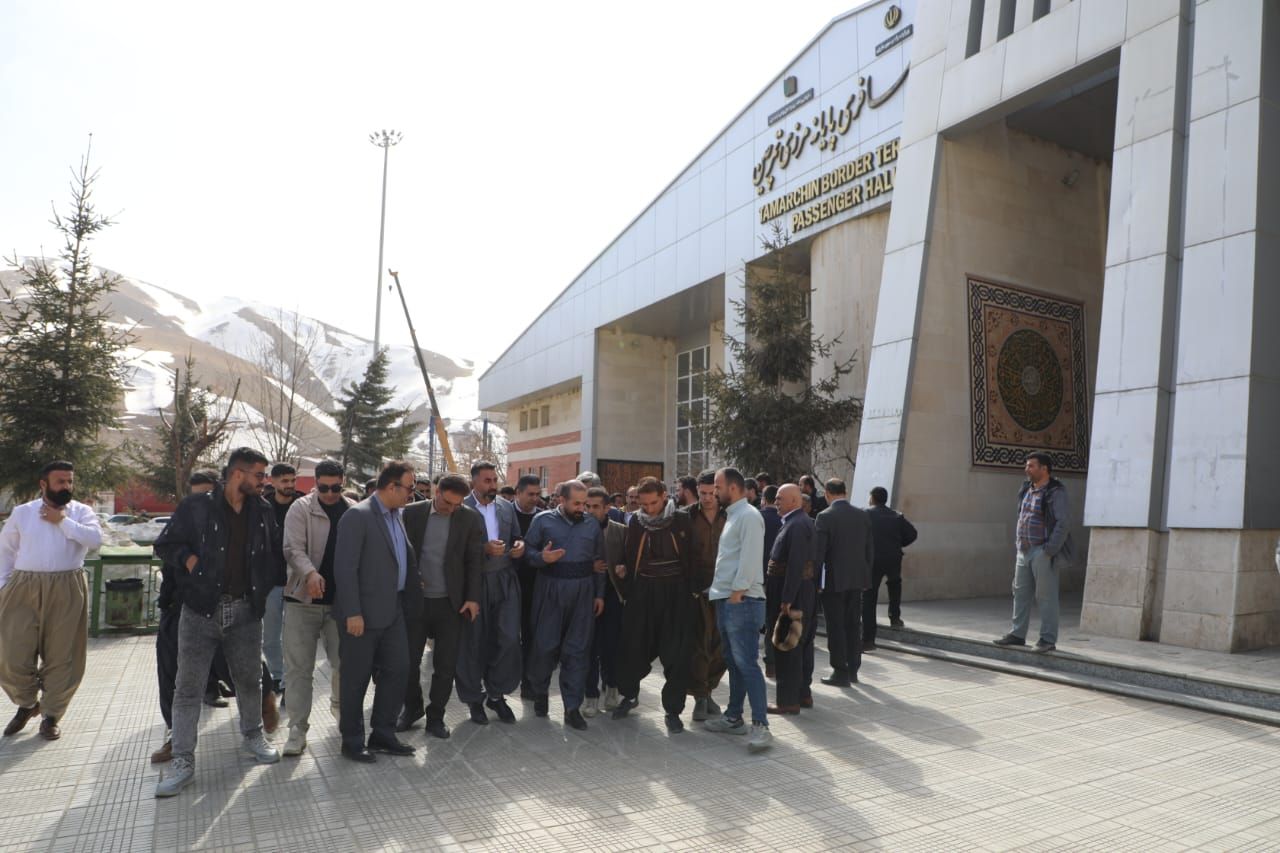 🔴 بازدید فرماندار پیرانشهر و نماینده مردم از روند تجارت مرزی و مبادلات مرزنشینی در مرز تمرچین