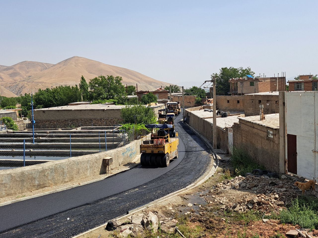 🔴  اجرای عملیات زیرسازی و آسفالت‌ معابر روستای کهنه‌لاهیجــان