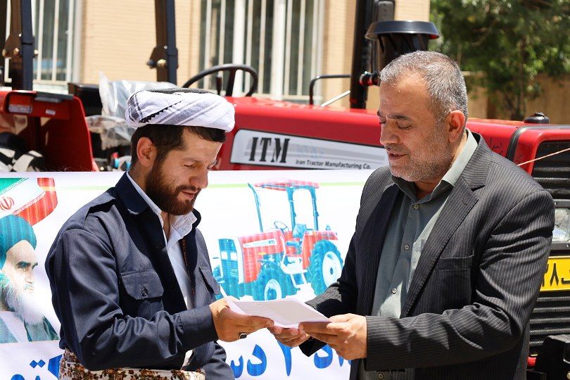 🔴 تحویل ادوات کشاورزی به مددجویان کمیته امداد امام خمینی (ره) در پیرانشهر طی مراسمی با حضور فرماندار پیرانشهر