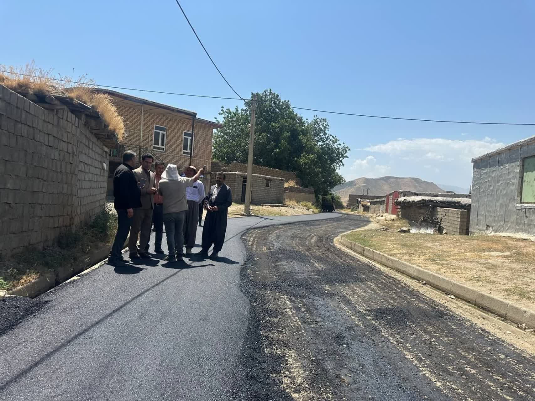 نهضت آسفالت در روستاهای پیرانشهر 🔴 اجرای عملیات زیرسازی و آسفالت معابر روستای قلات منگور