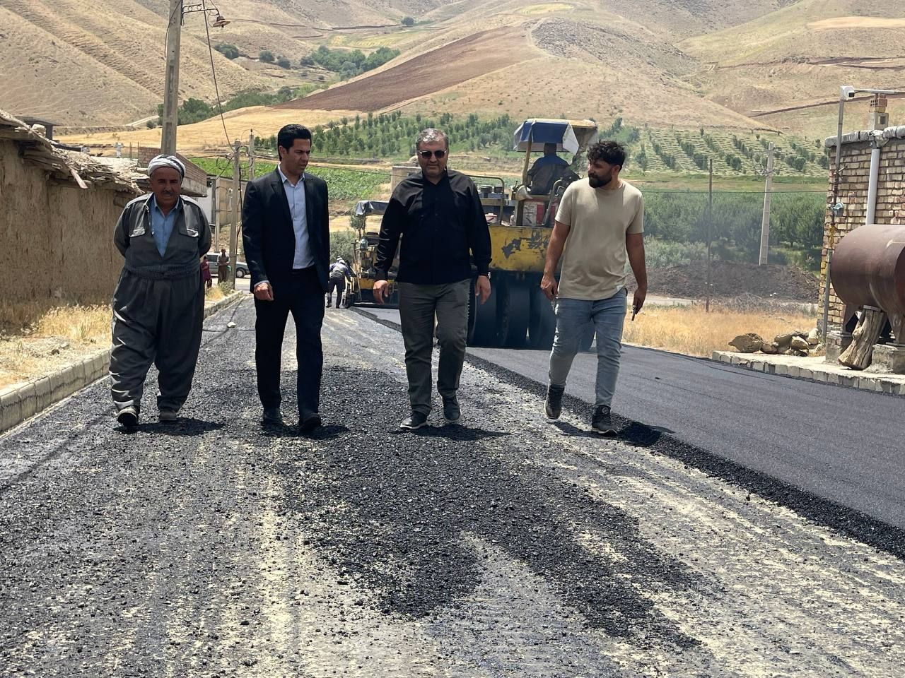 🔴  اجرای عملیات زیرسازی و آسفالت‌ معابر روستای جلدیان