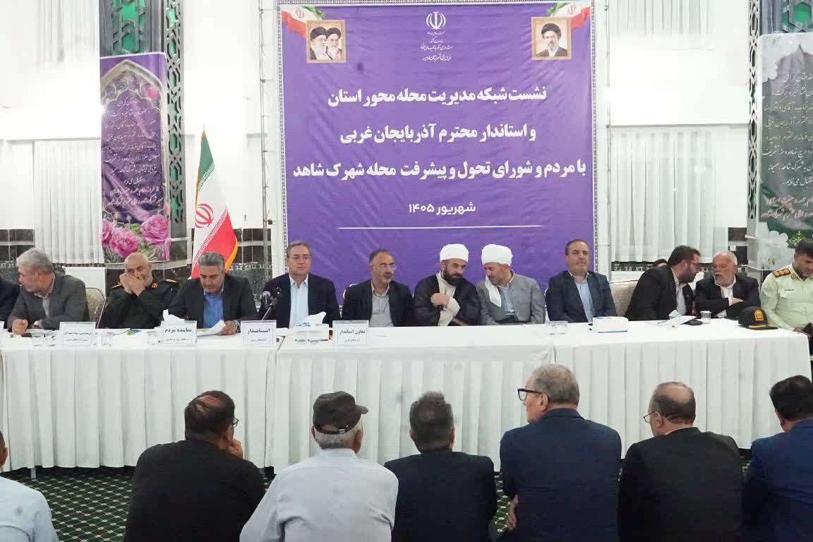استاندار آذربایجانغربی پای صحبتهای اهالی شهرک شاهد ارومیه نشست