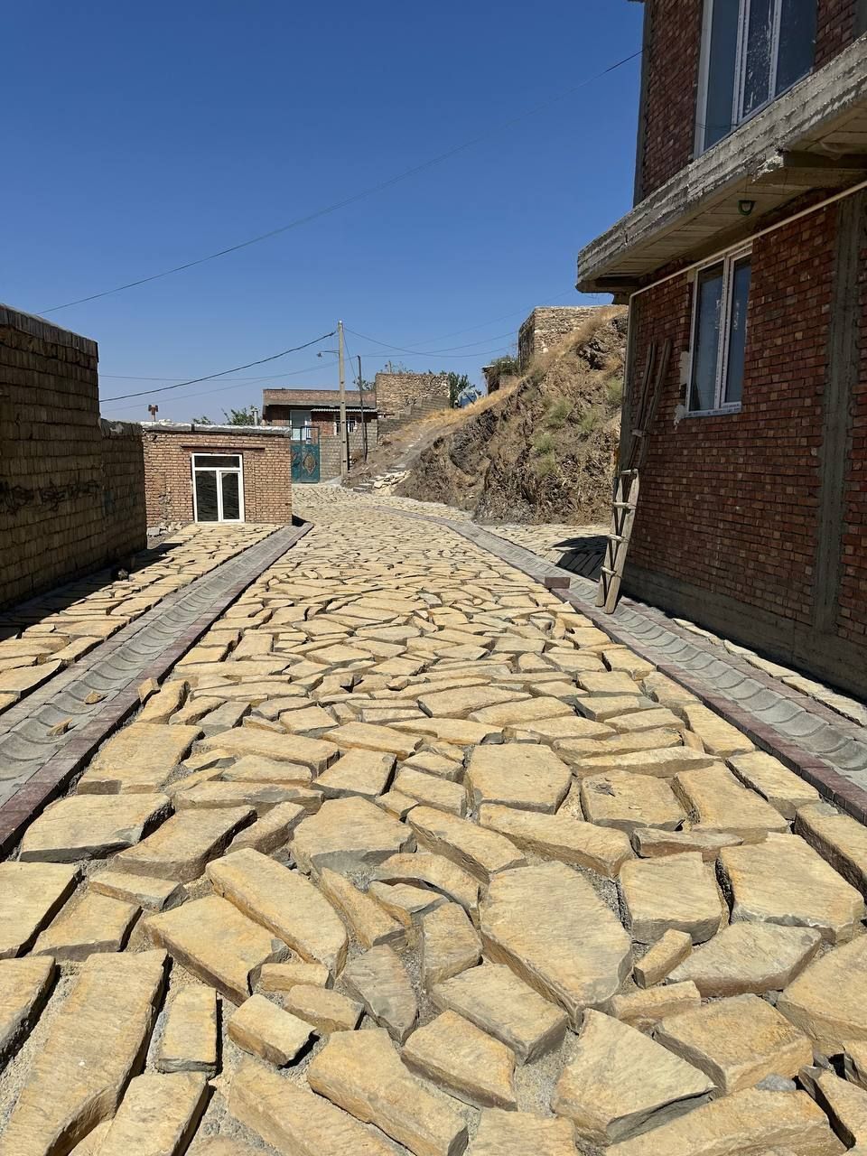 🔴 اجرای طرح هادی و سنگ فرش معابر در روستای گرگول‌علیا از توابع شهرستان پیرانشهر