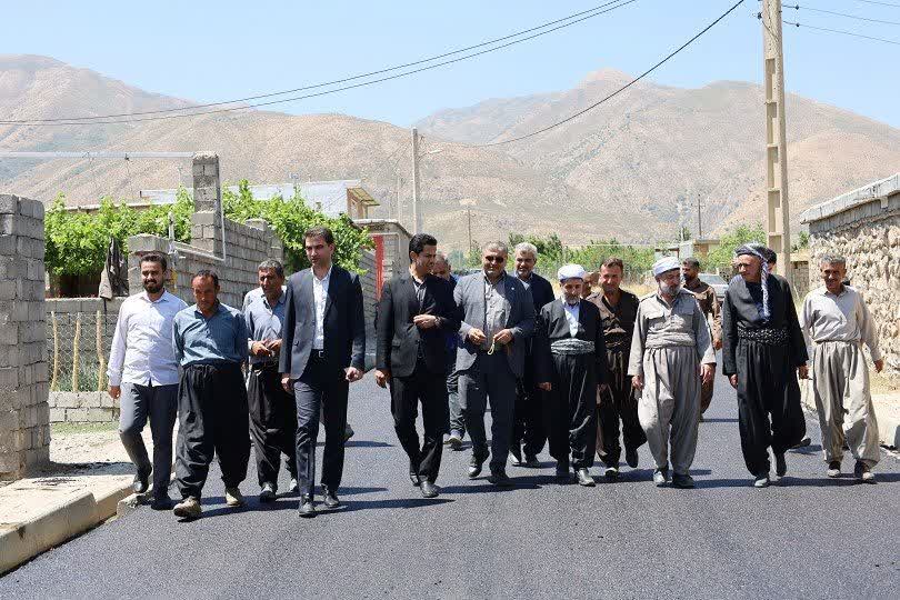 🔴 بازدید معاون سیاسی فرمانداری و بخشدار مرکزی از عملیات آسفالت معابر روستای قبادبگیان پیرانشهر