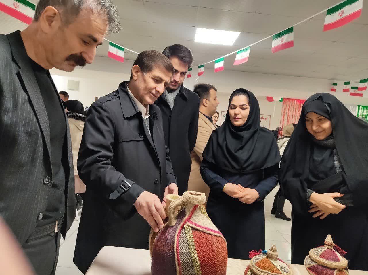 همزمان با فرارسیدن ایام دهــه مبارک فـجر؛ افتتاح نمایشگاه توانمندی های بانوان در شهرستان پیرانشهر