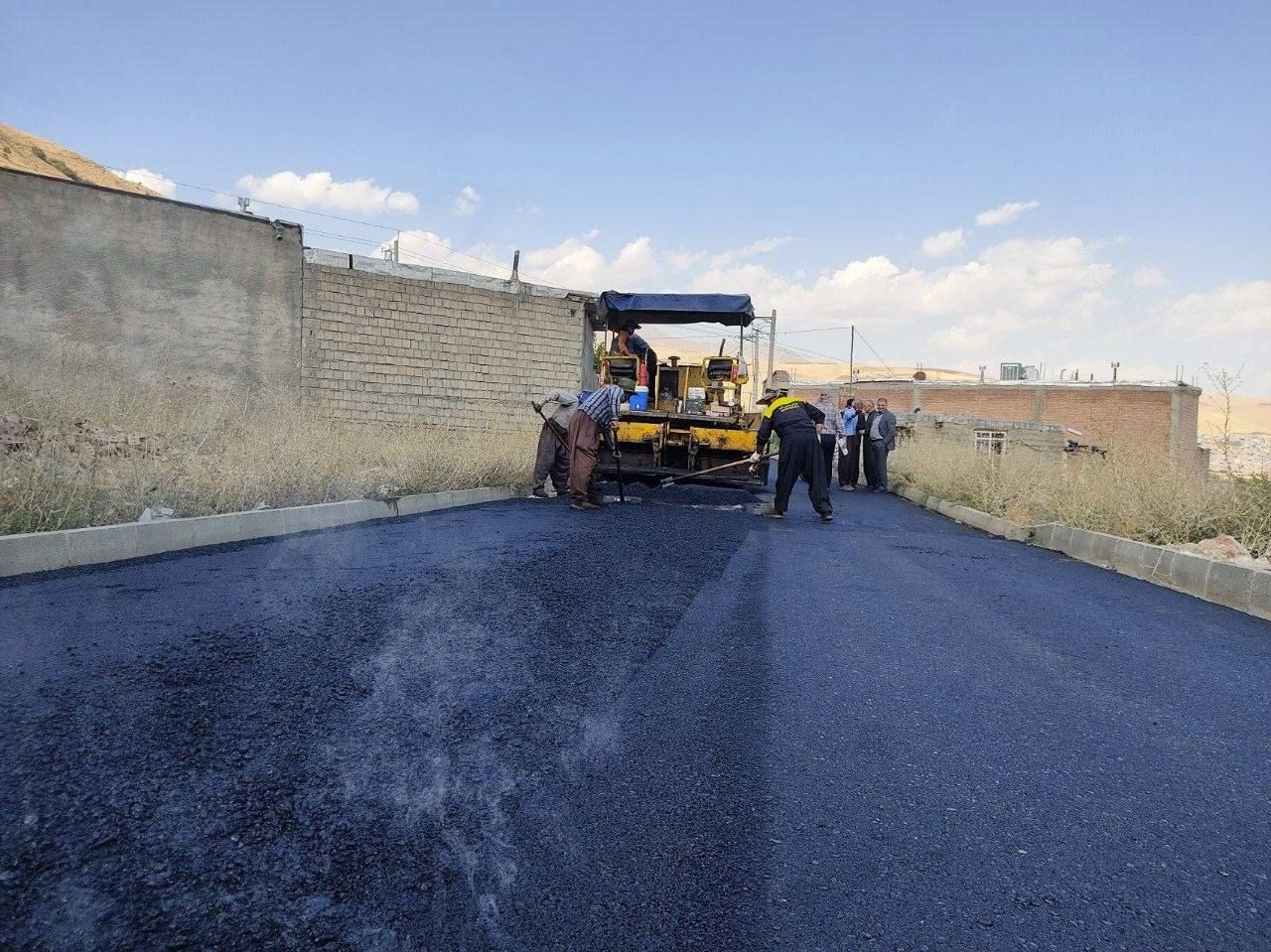 🛑 تداوم نهضت آسفالت روستایی؛ اجرای آسفالت معابر شانزدهمین روستای پیرانشهر