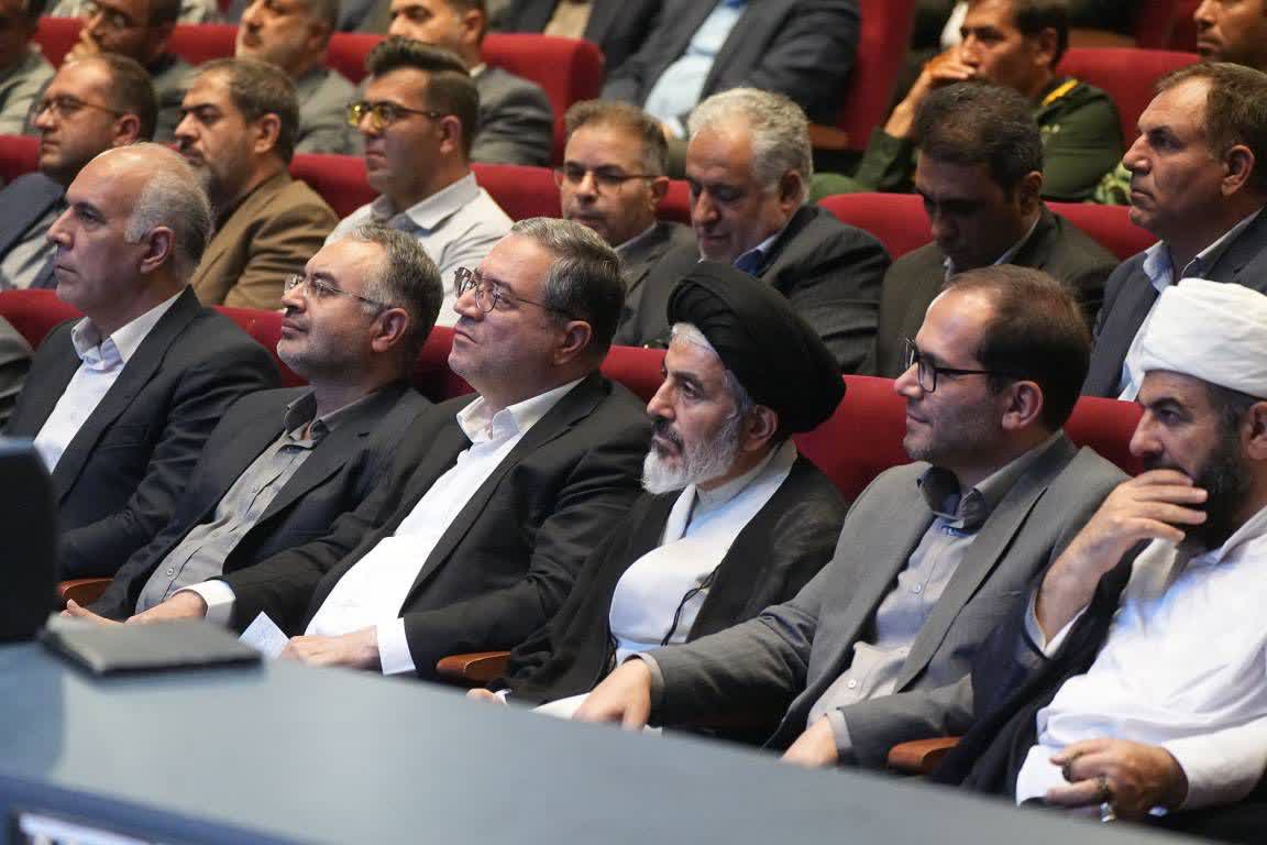 در مسیر توسعه؛ تجلیل از خدمتگزاران منتخب در جلسه شورای اداری آذربایجانغربی