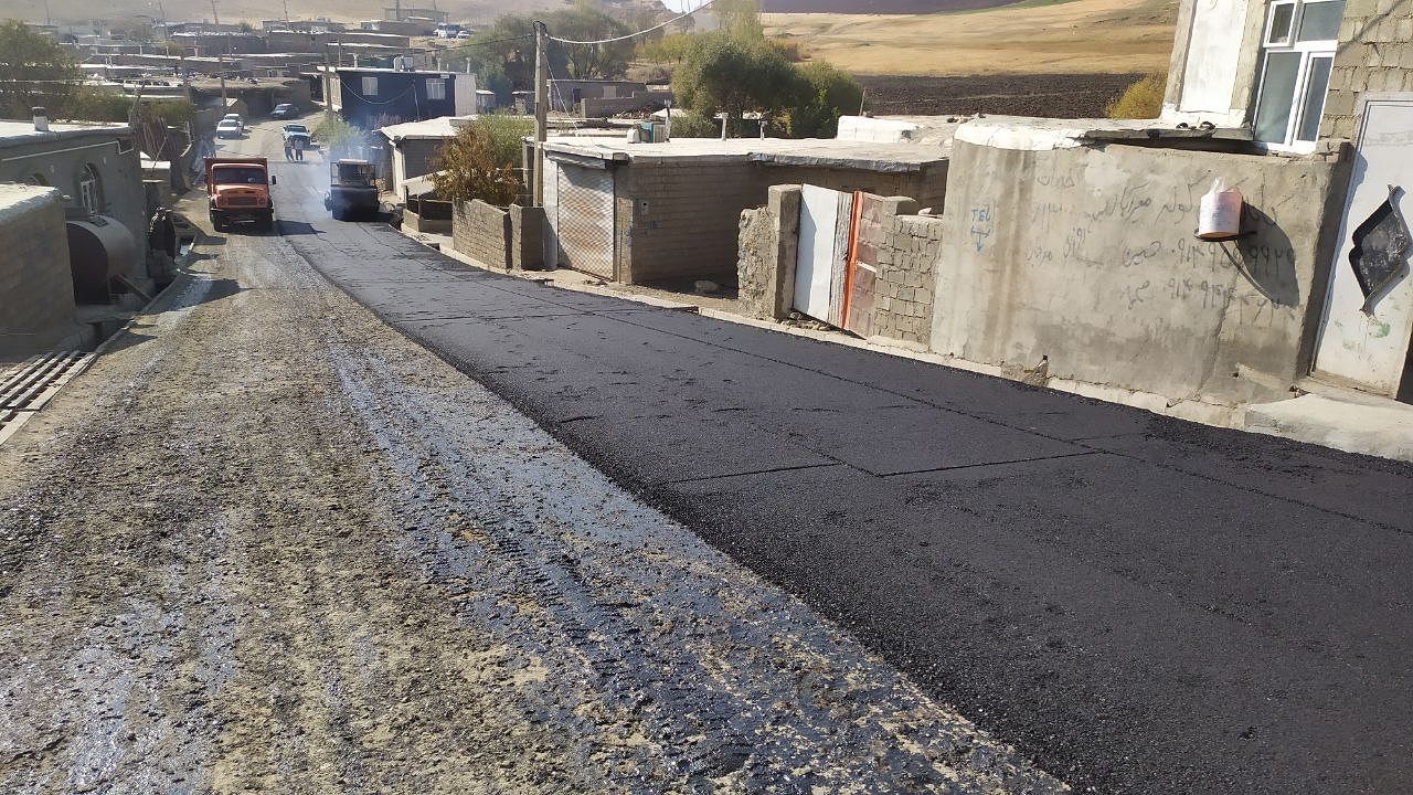 🔴 اجرای عملیات زیرسازی و آسفالت معابر روستای هنگآباد پیرانشهر