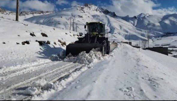 🔴اجرای عملیات برف‌روبی در جاده‌های روستایی بخش لاجان