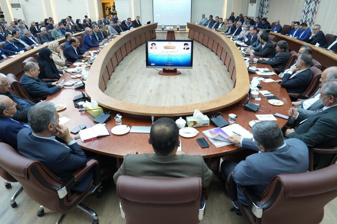 نشست استاندار آذربایجانغربی با جمعی از سرمایهگذاران استان در راستای تحقق شعار سال