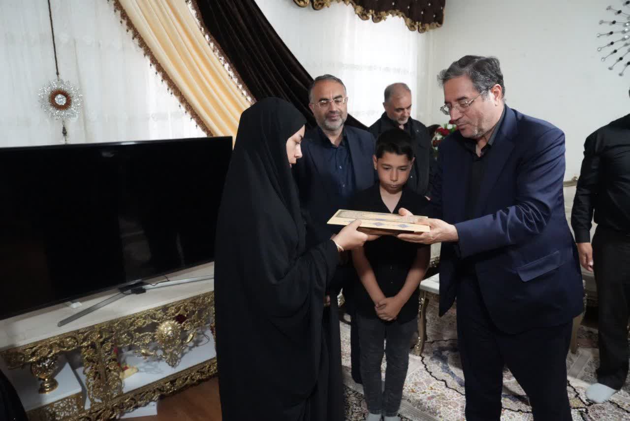 با حضور استاندار آذربایجان‌غربی انجام شد؛ تکریم خانواده شهدای اقتدار ایران در ارومیه