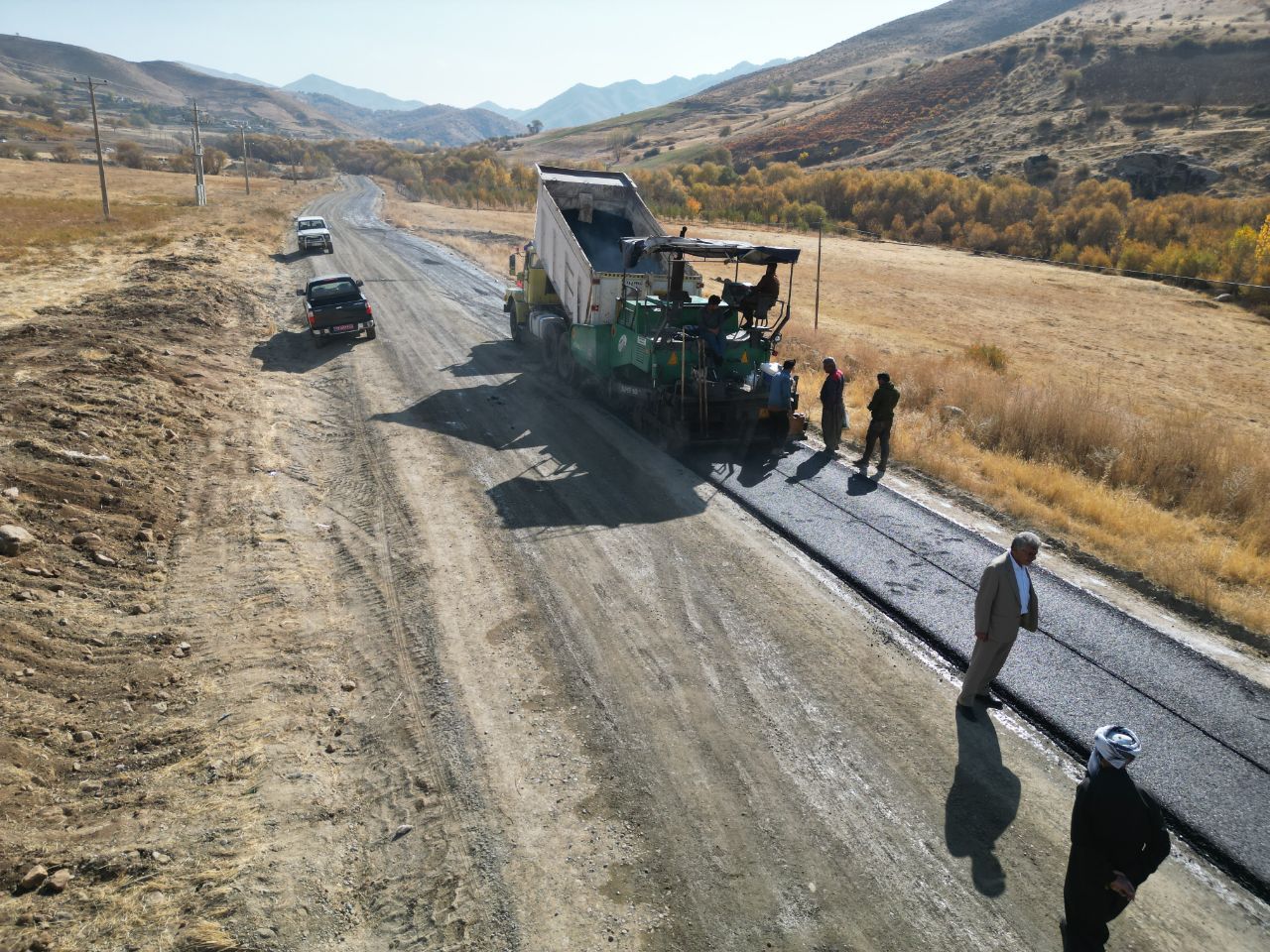 🔴 بازدید فرماندار پیرانشهر از عملیات بهسازی و آسفالت راه روستای زویهقوره