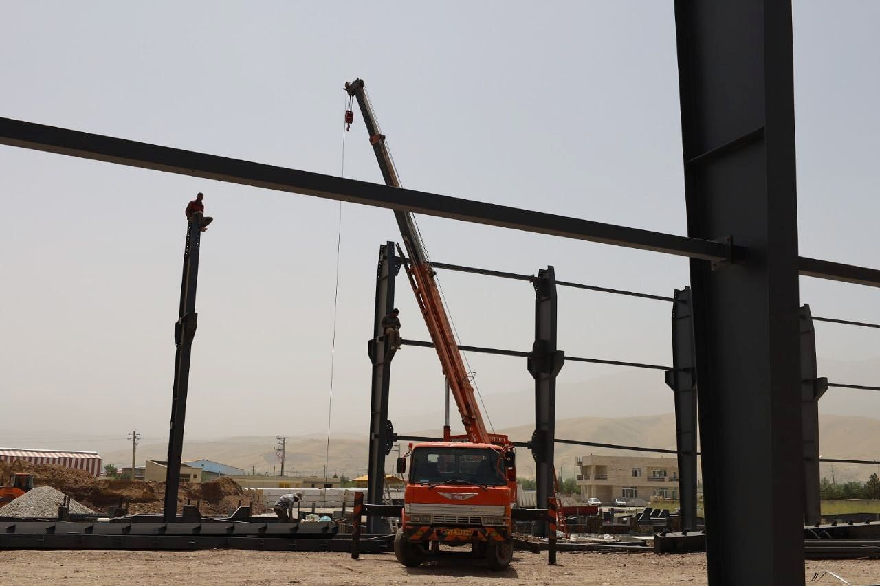 🔴 بازدید فرماندار پیرانشهر از یک کارخانه در حال احداث شهرستان