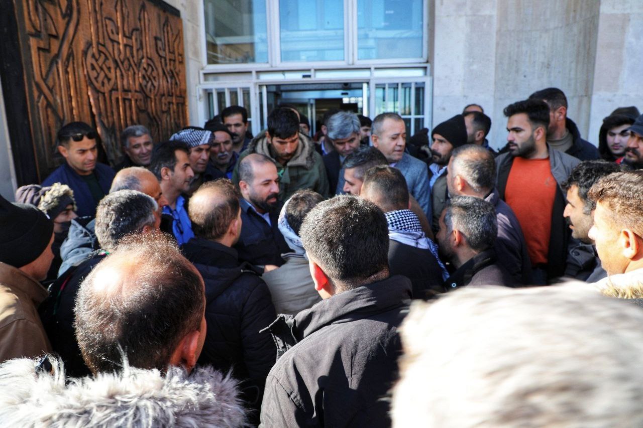 🔴 بازدید فرماندار پیرانشهر و نماینده مردم از روند تجارت مرزی و مبادلات مرزنشینی در مرز تمرچین