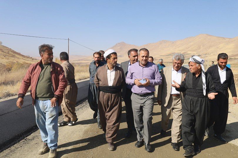 🔴 بازدید فرماندار پیرانشهر از عملیات بهسازی و آسفالت راه روستای زویهقوره