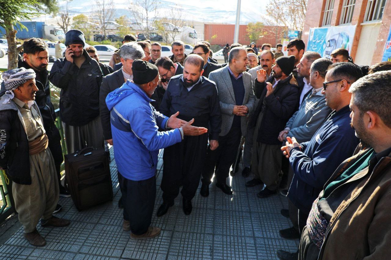 🔴 بازدید فرماندار پیرانشهر و نماینده مردم از روند تجارت مرزی و مبادلات مرزنشینی در مرز تمرچین
