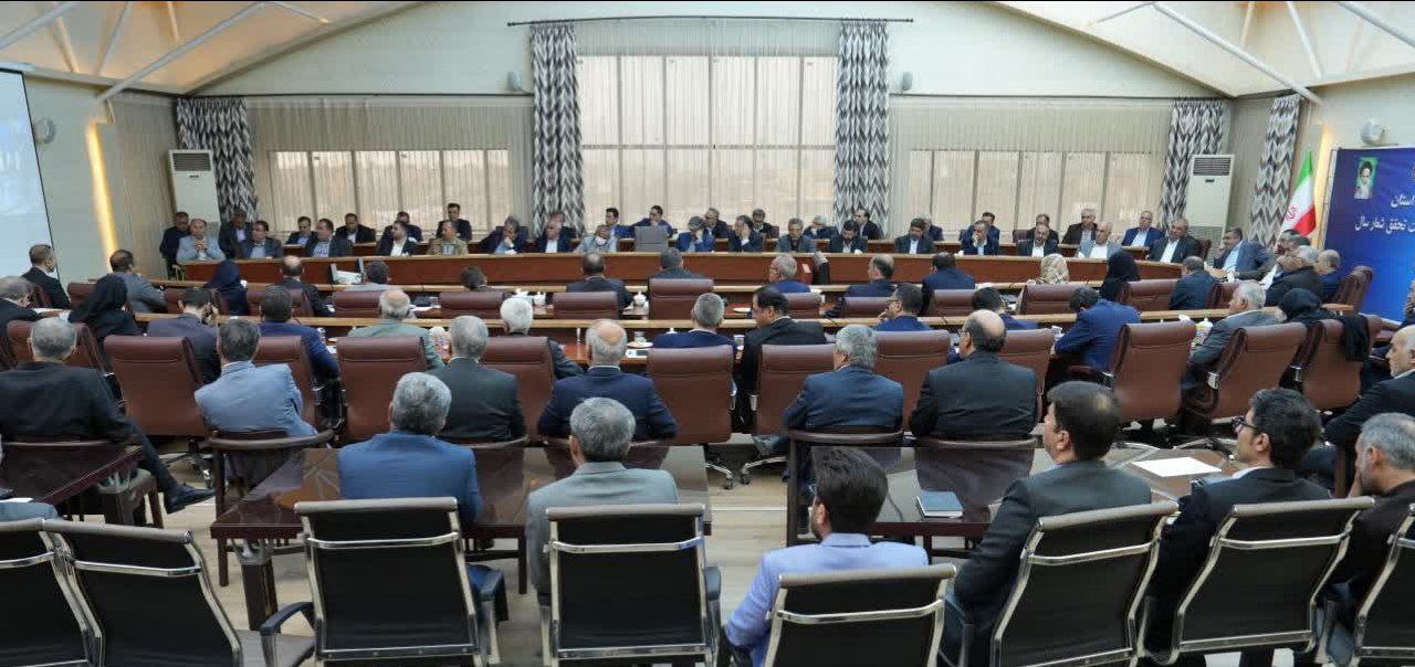 نشست استاندار آذربایجانغربی با جمعی از سرمایهگذاران استان در راستای تحقق شعار سال