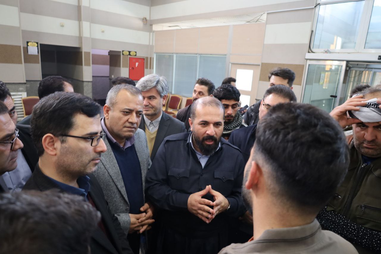 🔴 بازدید فرماندار پیرانشهر و نماینده مردم از روند تجارت مرزی و مبادلات مرزنشینی در مرز تمرچین