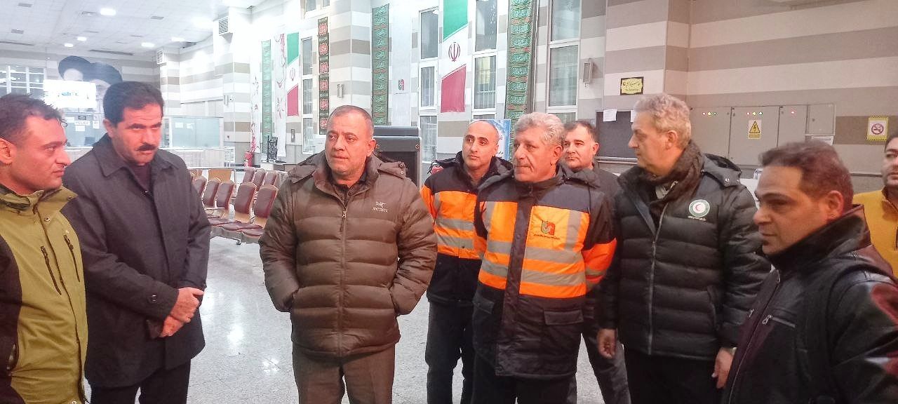 🔴 بازدید شبانه فرماندار پیرانشهر از محور های مواصلاتی و نحوه خدمات‌رسانی نیروهای هلال‌احمر و راهداری به مسافران در راه‌مانده