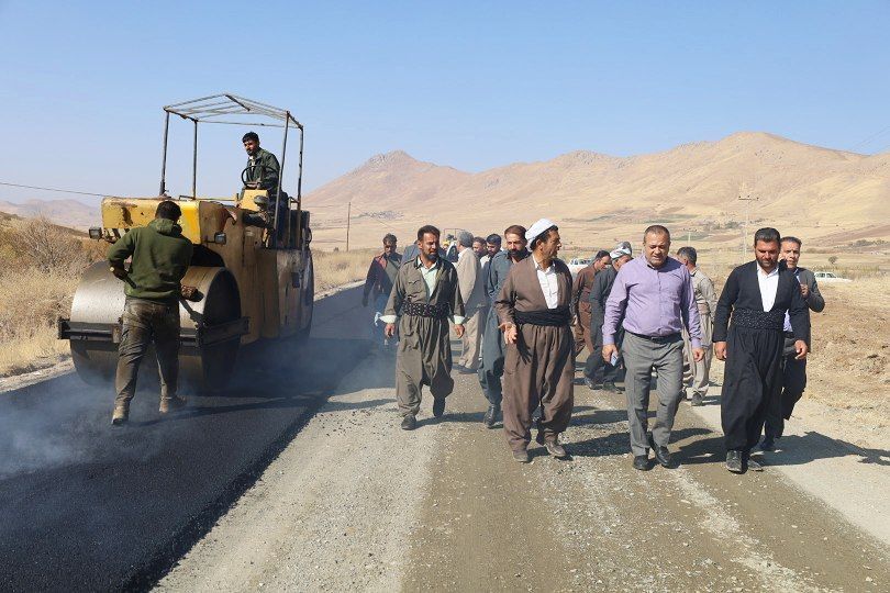 🔴 بازدید فرماندار پیرانشهر از عملیات بهسازی و آسفالت راه روستای زویهقوره