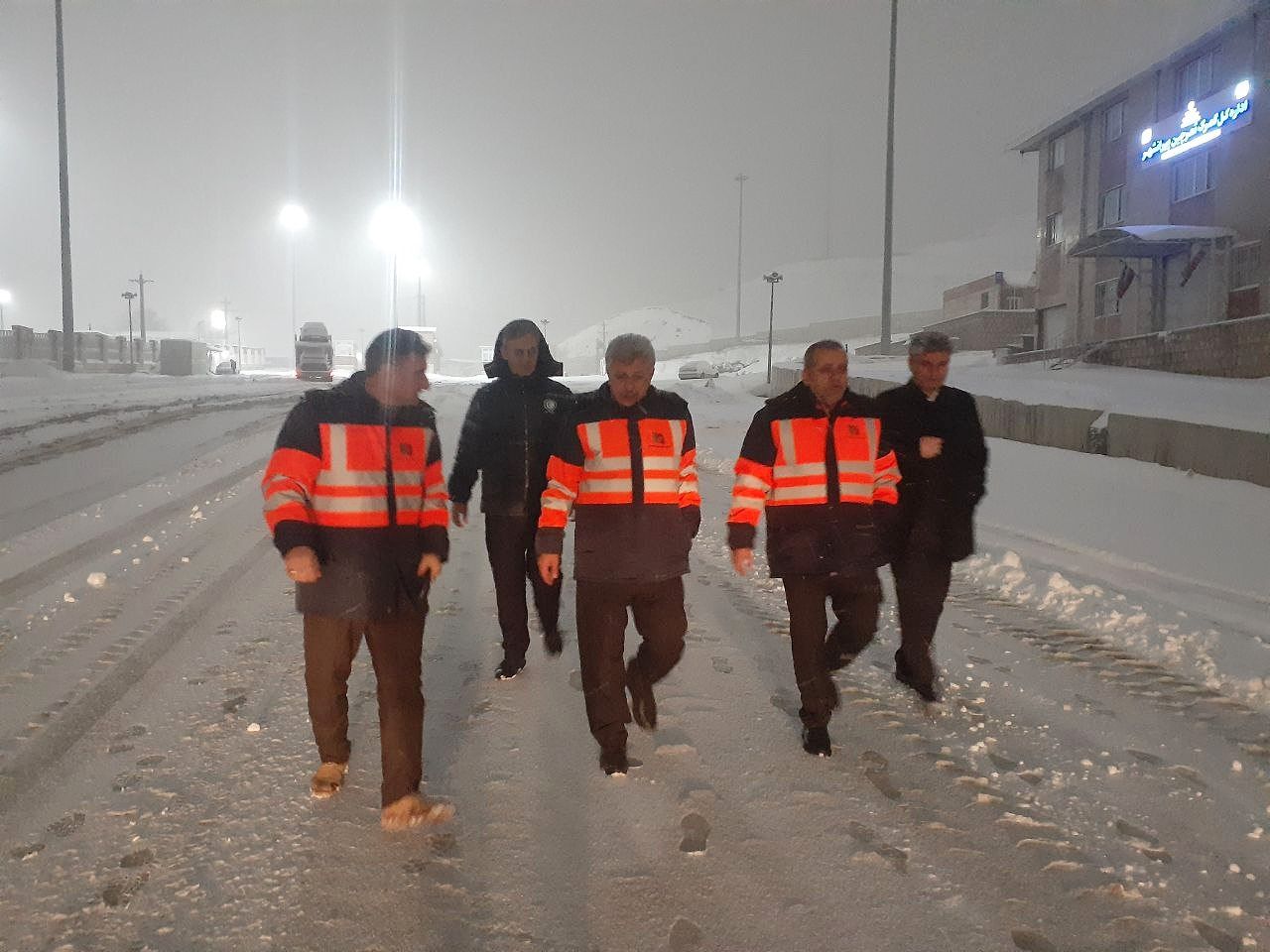 🔴 بازدید شبانه فرماندار پیرانشهر از محور های مواصلاتی و نحوه خدمات‌رسانی نیروهای هلال‌احمر و راهداری به مسافران در راه‌مانده