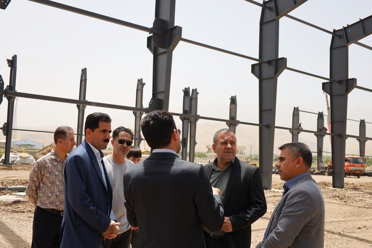 🔴 بازدید فرماندار پیرانشهر از یک کارخانه در حال احداث شهرستان
