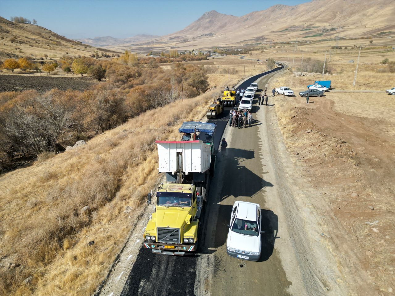 🔴 بازدید فرماندار پیرانشهر از عملیات بهسازی و آسفالت راه روستای زویهقوره